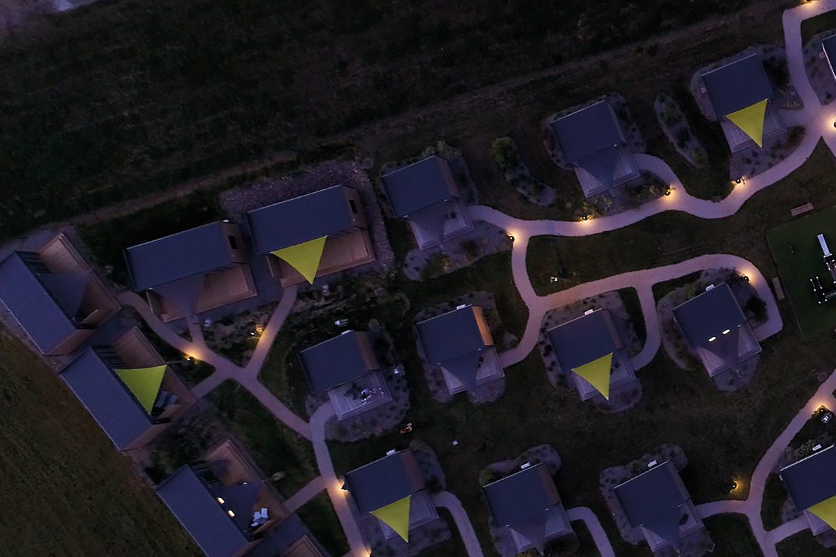 Vue aérienne de nuit des lodges éclairés et de l'hôtel