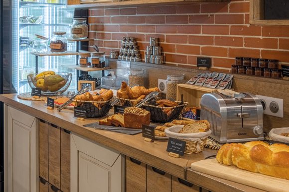 Buffet du petit-déjeuner : viennoiseries, pains, confitures et fruits