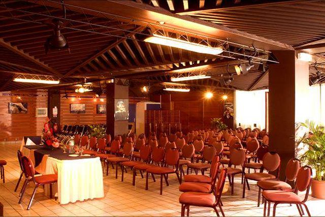 Salle Route du Rhum, charpente en bois et chaises rouges