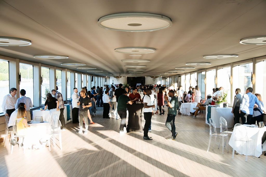 Un cocktail d'entreprise en plein jour dans la grande salle