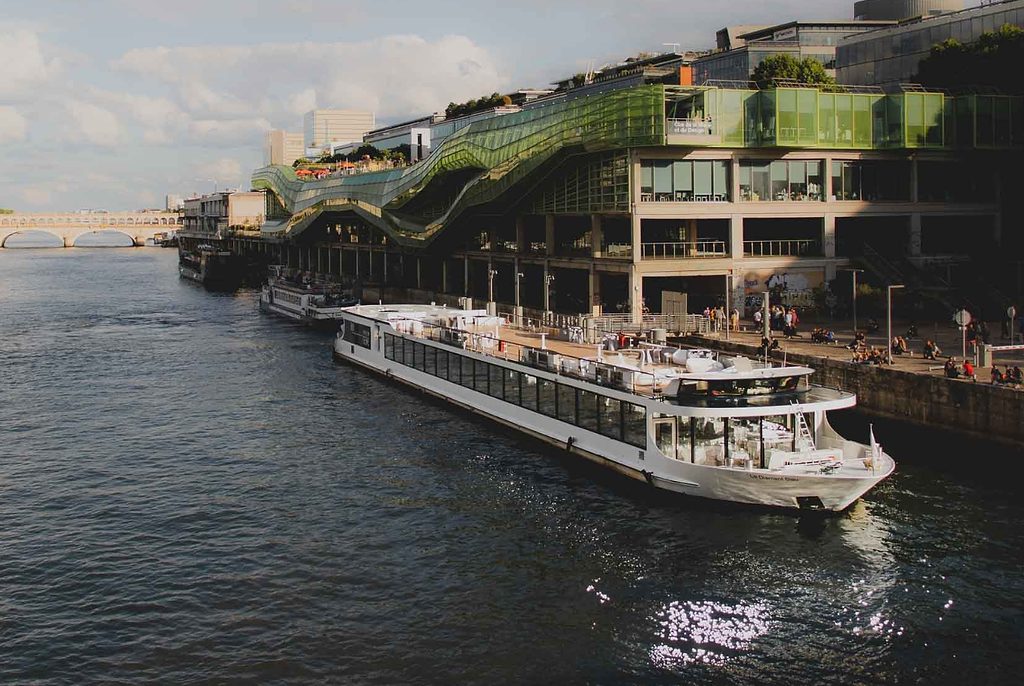 Le Diamant Bleu naviguant sur la Seine, le long des quais de Paris