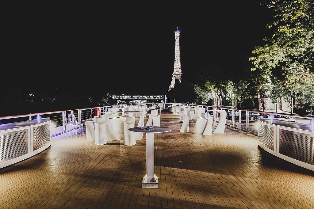 Le pont extérieur illuminé de nuit, la Tour Eiffel au loin