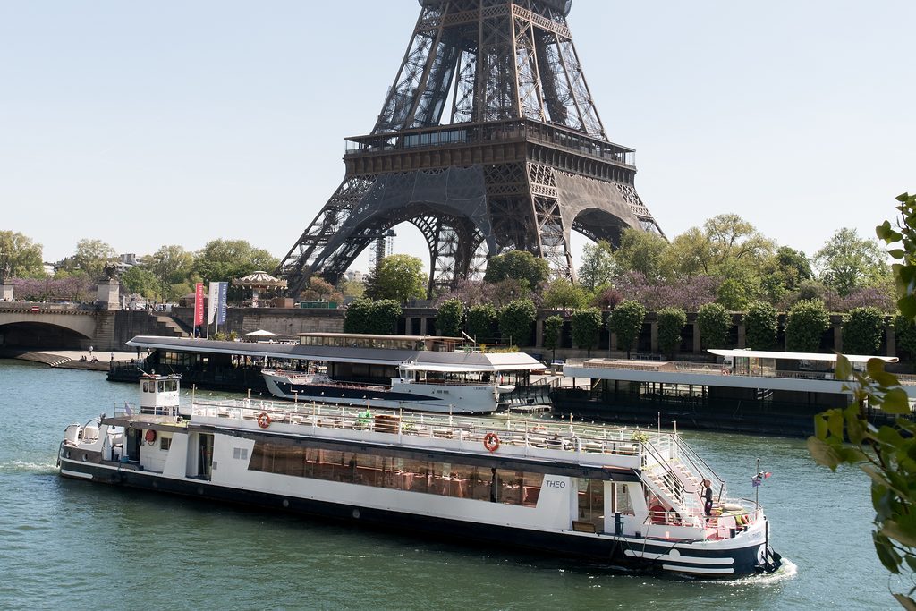 Le Théo naviguant devant la Tour Eiffel