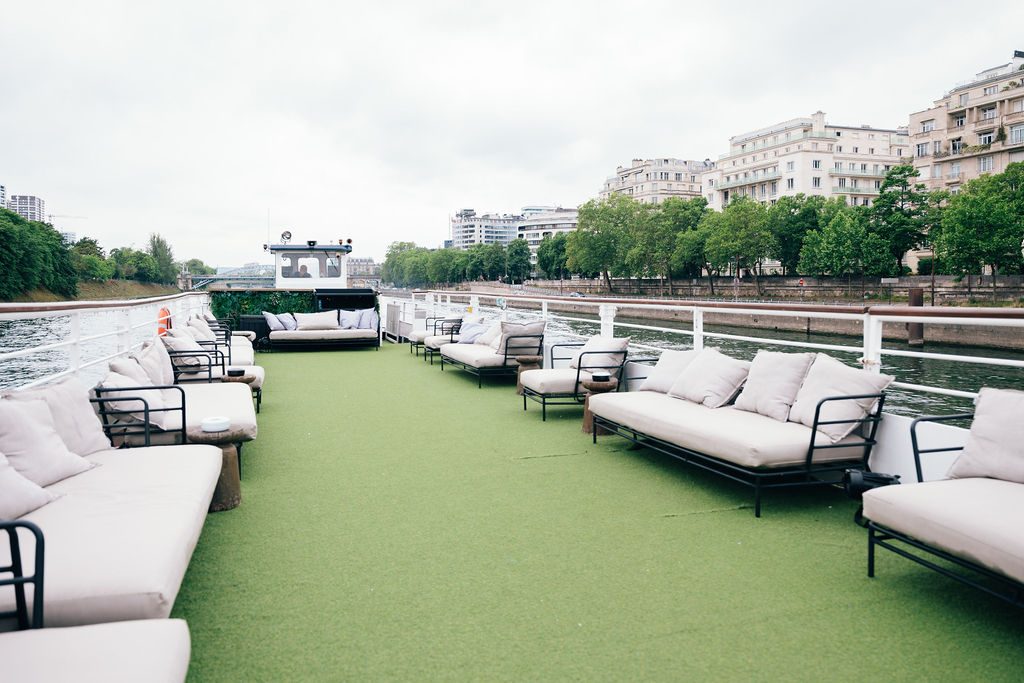 Le pont du Théo, tapis de gazon et canapés blancs face aux quais