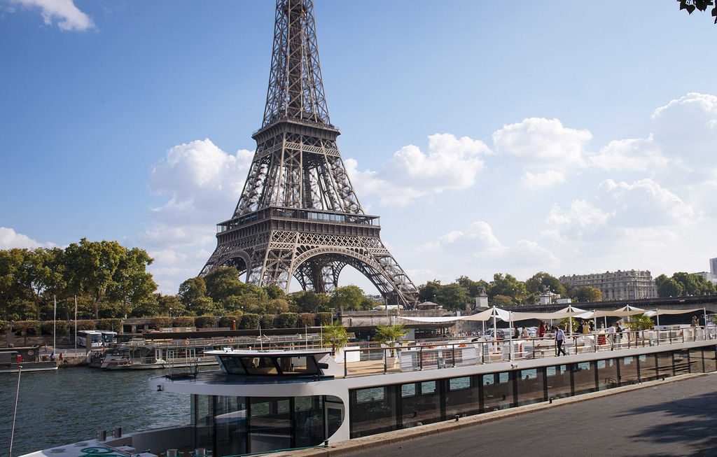 Le bateau à quai au pied de la Tour Eiffel