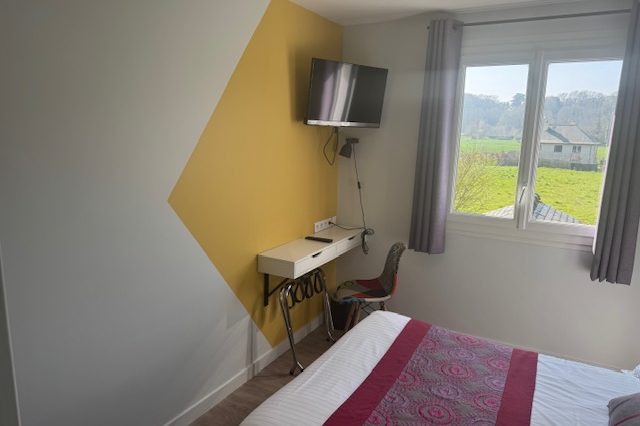 Chambre Standard avec petit bureau sous la fenêtre, vue sur la campagne