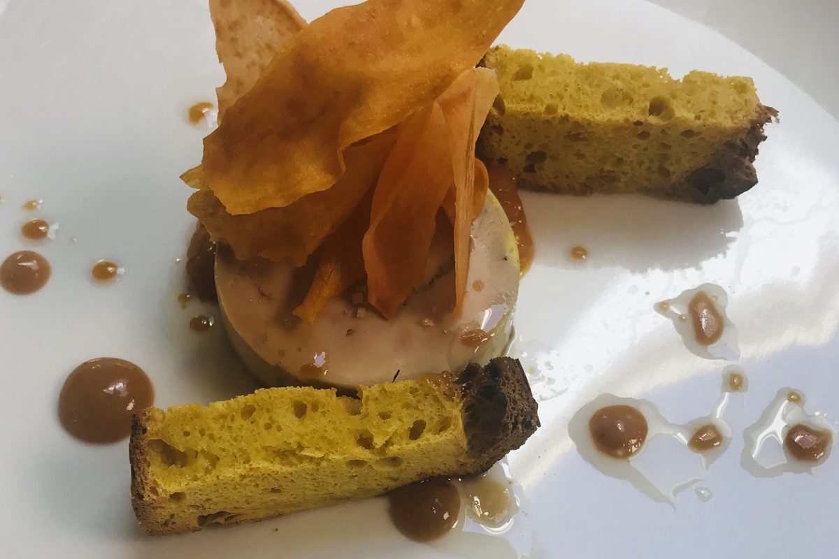 Assiette dressée par le chef : biscuit, crème et tuiles caramélisées
