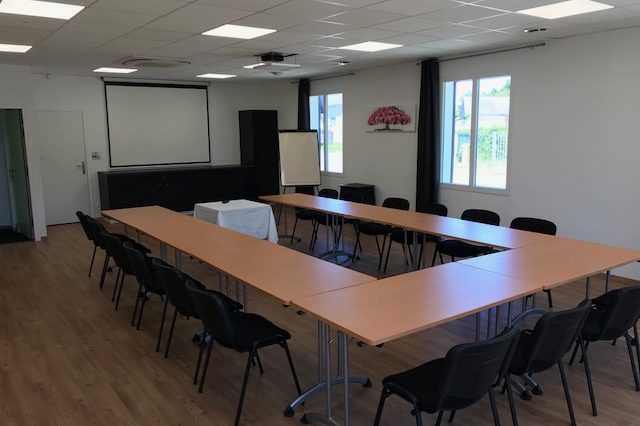 Salle de séminaire en U face à l'écran de projection
