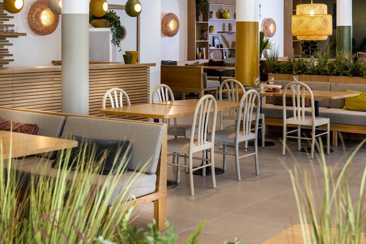 Salle du restaurant Lucas, lumineuse et décorée de plantes