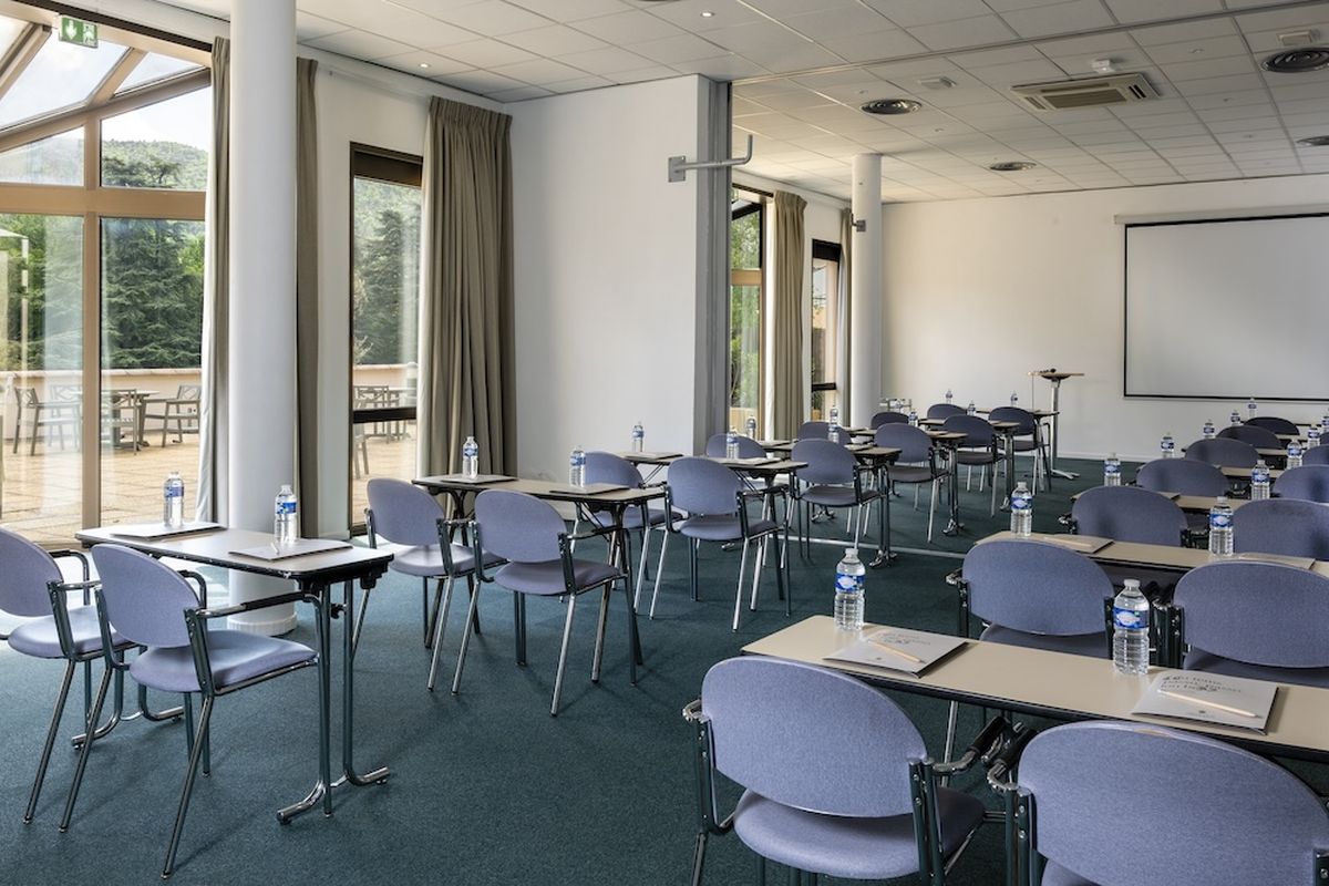 Salle Durance aménagée en classe, baies vitrées sur le parc