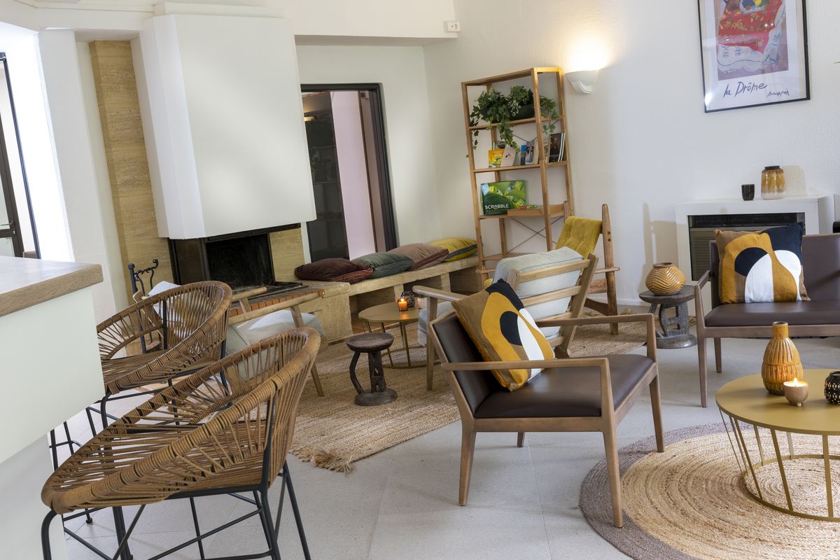 Salon Le Céramiste, fauteuils en rotin et cheminée
