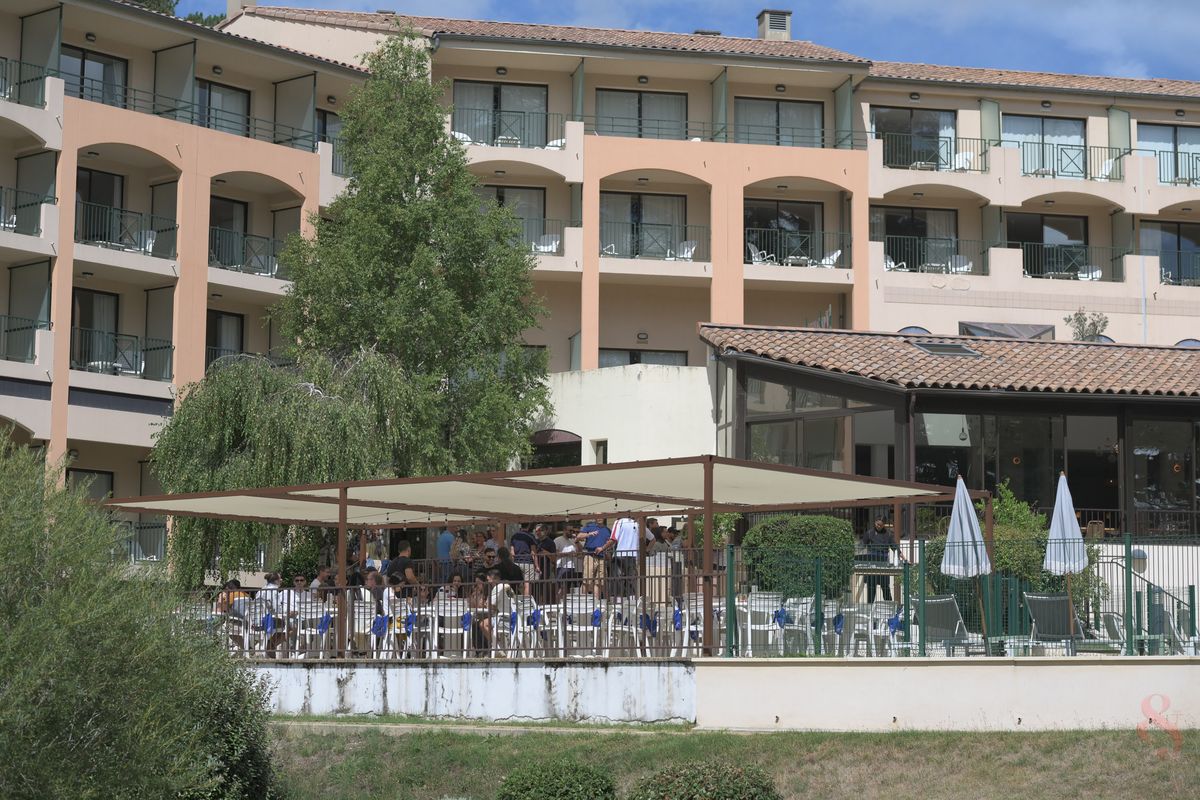 Façade de l'hôtel et terrasse du restaurant sous une pergola