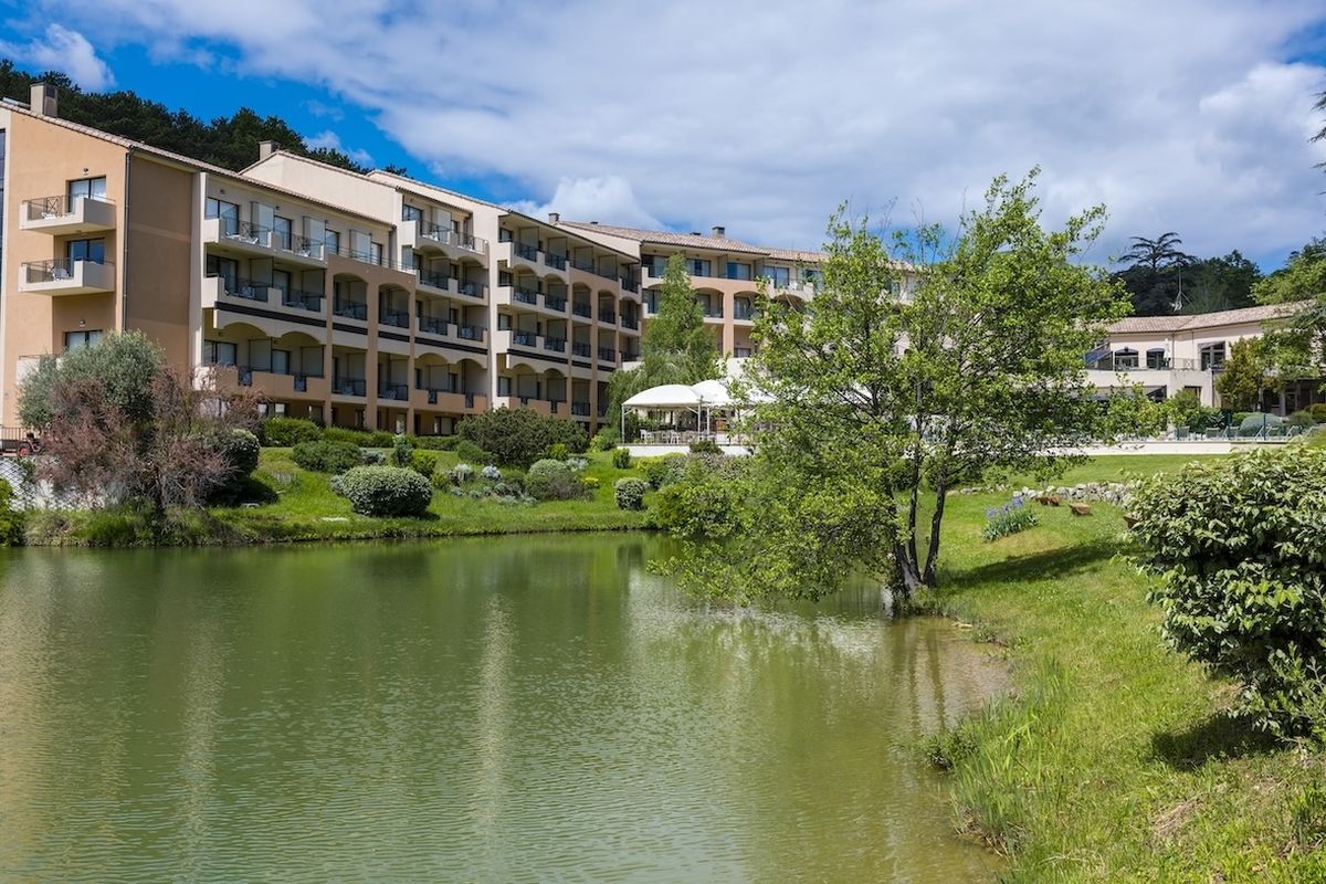 Bâtiments du domaine au bord du lac, sous un ciel bleu