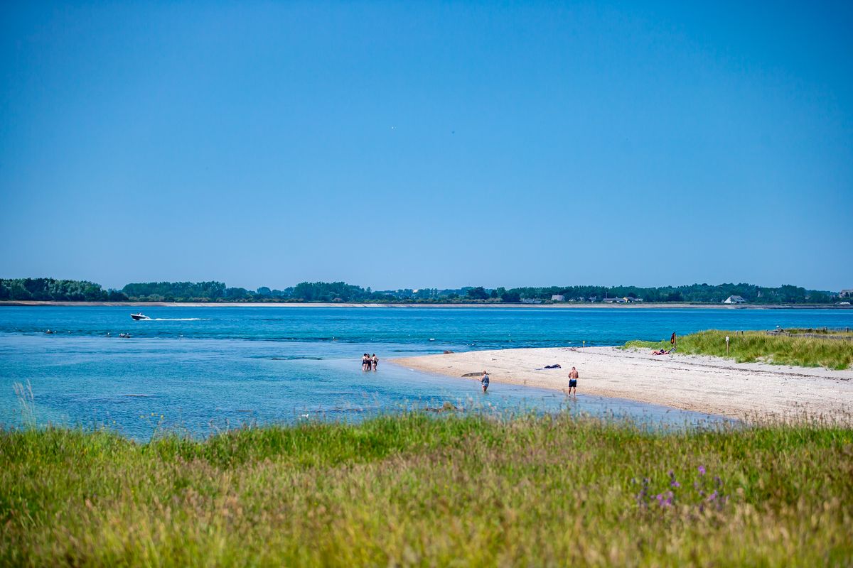 Plage de sable et eau turquoise à marée basse