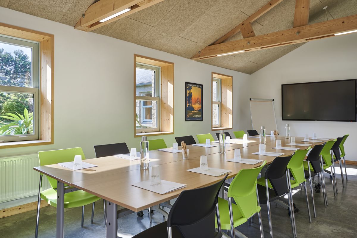Petite salle Sauticots, tables en U et chaises vertes