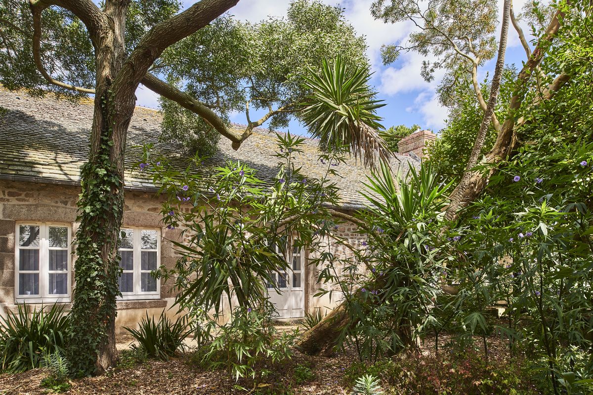 Façade de la Maison des Équipages sous les arbres